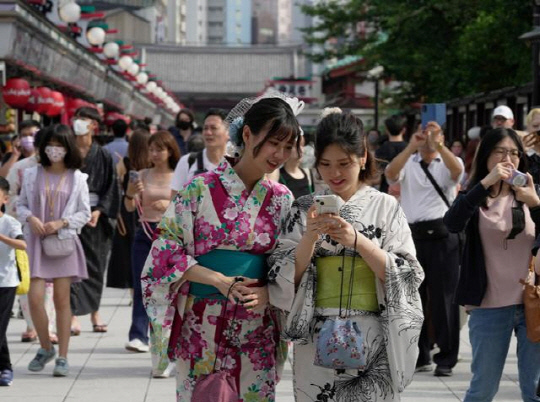 지난 6월 일본 도쿄의 대표적 관광지인 아사쿠사 센소지 앞 거리가 많은 해외 관광객으로 붐비고 있다. [도쿄=EPA 연합뉴스]